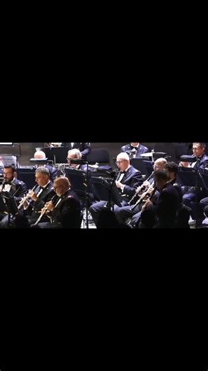 🎺 Banda Musicale dell’Aeronautica Militare Italiana 🇮🇹 Nella grande tradizione bandistica del Sud, “Vita Pugliese” 🎶 è una marcia sinfonica che fa battere il cuore a chi vive (o ha vissuto) la banda. Un omaggio alla magnifica Puglia 🌿 e ai suoi straordinari musicisti, composta dal Maestro Giuseppe Piantoni (1890–1950), ed eseguita dalla 🇮 Banda Musicale dell’Aeronautica Militare al Festival della Valle d’Itria 🎼 – stagione 2023. 🎼 Maestro Direttore Maggiore Pantaleo Leonfranco Cammarano 