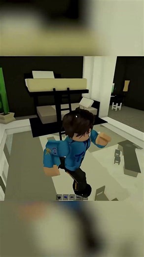 I became a fake cop on BROOKHAVEN ROBLOX and I ROBBED this house...
