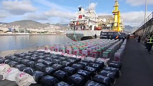 Apresan un buque con uno de los mayores alijos de la historia en aguas cercanas a Canarias: 7.000 kilos de cocaína El mercante, del que no se conoce su nombre y podría navegar con bandera de Camerún, fue localizado e intervenido a 290 millas náuticas (535 kilómetros) al oeste de El Hierro por un equipo del Grupo Especial de Operaciones (GEO) de la Policía Nacional que fue transportado por el buque de acción marítima BAM Relámpago P-43 de la Armada cerca del barco para luego proceder a su abordaj