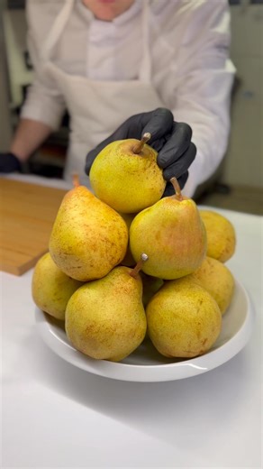 Découvrez notre dessert à la poire Comice, doucement cuite en croûte de mélasse, accompagnée d’une crème double infusée à la bergamote et d’une compotée de poire *** In the Valentine’s Day menu, enjoy our Comice pear dessert, gently baked in a molasses crust, accompanied by double cream infused with bergamot and a pear compote @yannickalleno @vincenzo.tirelli2 @barbingerard @fanny.perrot.961 @mille.valentin #pavillonledoyen #gastronomy #yannickalleno #champselysees #michelinstar #valentinesday |