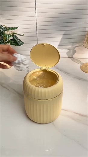🗑️ Gardez votre bureau propre et rangé grâce à cette corbeille compacte. Élégante, peu encombrante et idéale pour jeter les chutes de papier et les emballages de collations. 🧻📎 🔍 Retrouvez-la sur https://temu.to/m/e8xu34qfnhi ou avec ce code ffi6264. #Temu #TrouvaillesTemu #OfficeEssentials | Temu France