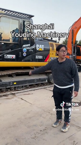Hola, amigo, Soy Tao, de Shanghai Youding Machinery. Vendemos excavadoras retroexcavadoras y otras máquians a todo el mundo. Estamos ubicados en Shanghái, China. Nuestra fábrica tiene más de 30 años de historia y es una de las fábricas de maquinaria de construcción más grandes de China. Contamos con un inventario de más de 2,000 excavadoras y exportamos más de 1,500 unidades cada año. Nuestra planta tiene una superficie de 25,000 metros cuadrados. Vendemos excavadoras en un buen percio y mucho m