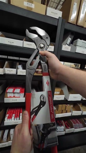 The Cobra XXL with its capacity of up to 4 1/2" only weighs as much as 2" pipe wrenches.