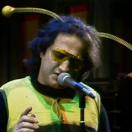 Extended video of John Belushi singing King Bee back in 1979 on SNL. SMASH THAT LIKE BUTTON IF YOU’VE NEVER SEEN THIS 😎 🐝 #danaykroyd #danaykroydedit #thebluesbrothers #thebluesbrothersmovie #johnbelushi #johnbelushighost #fyp #dance #bluesmusic #snl #snlclassic #kingbee #stevemartin #billmurray #wow #trending #trend #buzz #bees #beehive #music #americanmusic