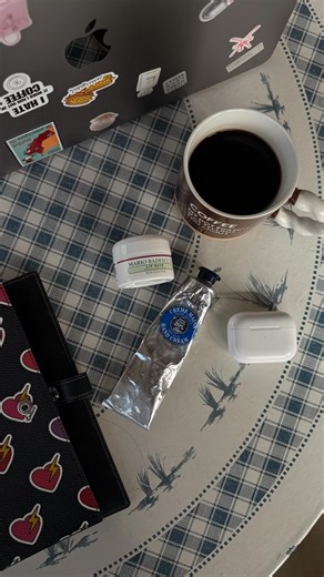 ‎Riham Alsamad رهَام الصمد‎ | ‎⁨ كتير بتقولولي اللوس بودر بيعملنا جفاف و ما بنثبت الكونسيلر 😥 اول شي لازم نرطب تحت العين و نختار كونسيلر مناسب بالاخص اذا عنا جفاف بختار...‎ | Instagram