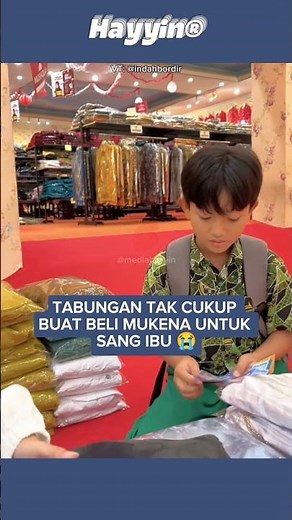 Kisah Haru Karyawan Toko Membantu Adik Kecil yang Ingin Hadiahkan Mukena untuk Ibunya. #shorts