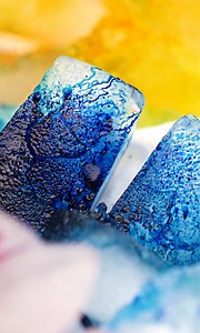 Tying while you dye is so yesterday. | Crafty