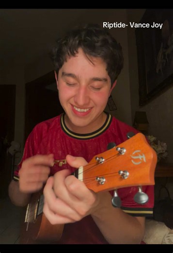 Cubriendo 'Riptide' de Vance Joy en Ukulele