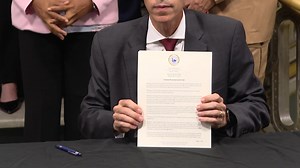 Mayor Brett Smiley signed an executive order that reaffirms Providence police officers are not immigration officers. The EO also urges *federal authorities* not to wear masks, to clearly ID themselves/their agency. STORY: https://www.wpri.com/news/local-news/providence/smiley-signs-executive-order-related-to-immigration-enforcement-in-providence/ | Alexandra Leslie - Journalist
