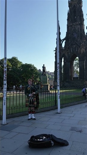 Scottish Bagpiper, Edinburgh | 4K Scotland 🏴󠁧󠁢󠁳󠁣󠁴󠁿 #shorts