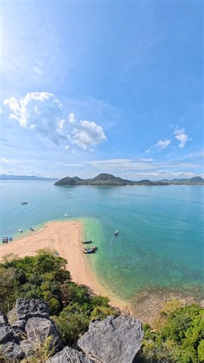 🌴 James Bond Koh Hong Tour 🌴 From the iconic cliffs of James Bond Island to the emerald lagoon of Koh Hong, this tour is a perfect mix of adventure and pure tropical beauty ✨ 🚤 Cruise through Phang Nga Bay 🏝️ Explore hidden lagoons & limestone karsts 🌊 Swim in crystal-clear waters 📸 Reach the 360° viewpoint at Koh Hong for unforgettable views Small groups, smooth itinerary, and breathtaking moments — Thailand at its best 🇹🇭 📩 DM us to book your James Bond Koh Hong Tour today! #krabi #fb