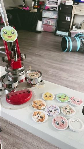 Making Pinback Buttons. Begginer Project. #crafts #buttons #easy