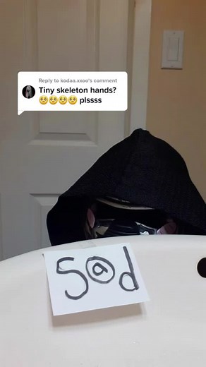 Reply to @kodaa.xxoo Hold on! We got it! #skeletonhands #tinyhands #wholesome #fyp #fypシ #foryoupage #funny