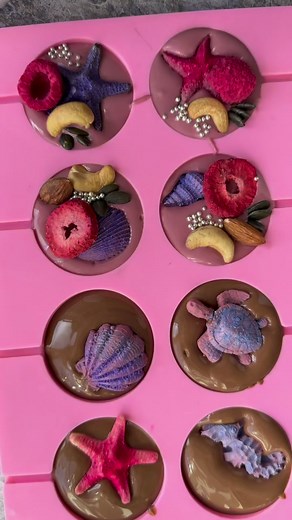 You can choose any chocolate set, which will always contain the best Belgian chocolate, as well as freeze-dried berries and crispy nuts! Real bliss 😍 #chocolate#gift#gifts#giftidea#artisan#handmade#chocolates#mendiants | The Unique Chocolate