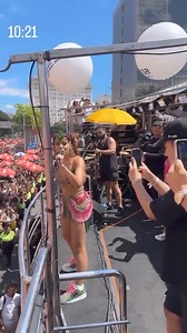 Anitta lançou seu novo álbum, "Funk Generation", na madrugada desta sexta-feira (26). O disco tem 15 faixas, incluindo uma música com a colaboração de Sam Smith. Assim que o álbum foi disponibilizado nas plataformas de áudio, Anitta fez um post nas redes sociais afirmando estar feliz em ver o funk ganhando espaço no cenário brasileiro e global. Fonte:G1 . . . . . . . . [#anitta](https://www.instagram.com/explore/tags/anitta/) [#ensaiodaanitta](https://www.instagram.com/explore/tags/ensaiodaanitt