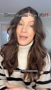 Wichtig, diesen Trick solltet ihr nicht bei Locken anwenden. Hier gibt es andere Regeln zu befolgen, wenn ihr eure Wellen/Locken definiert aufbauen und ihnen Stand verleihen wollt. Aber bei feinen Haaren funktioniert das super. Ich verwende den Trick auch, wenn ich keine Wellen Style. Selbst einfach nur geföhnt werden eure Haare besser fallen und eine schönere Form bekommen. Probiert das mal aus❤️ #haare #haar #styling #schaumfestiger #friseur #locken #lockenstab #frisieren #frisurentrends | Fra