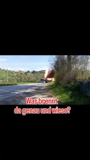 Brand auf dem Dach eines Elektroautos – was brennt hier so heftig? In diesem Clip seht ihr, wie ein Elektroauto auf dem Dach liegt und in Flammen steht. Die Frage ist: Brennen hier wirklich die Batterien? Und wenn ja – warum brennen Lithium-Ionen-Akkus so extrem und sind kaum zu löschen? Habt ihr Infos, Erfahrungen oder schon ähnliche Fälle gesehen? Schreibt es gerne in die Kommentare! Wir werden das Thema öfter bringen, weil es viele interessiert. Video Remix Quelle: @chemicalhazmat_eu #RayMedi