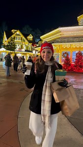 Dollywood is my all-time favorite theme park for a ton of different reasons, but a HUGE one is the food 🍪🍜 We got a tasting pass for their Smoky Mountain Christmas event, and literally everything was 10/10 🎄🎄🎄 Here are a few things that we tried (next time we are going to stay a little longer and try to fit it all in) Chicken Cassoulet Creamy Mushroom & Chicken Potato Jambalaya Santa’s Skillet Potatoes Stuffing Stacker Christmas Tree and Star Cookies Cinnamon Sugar Knots Hot Cocoa Cupcake M