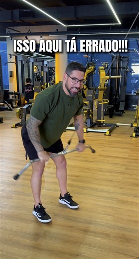🔥 Quer secar e definir as costas depois dos 40? Então a execução importa (e muito)! Muitas mulheres fazem o pull down por anos e não conseguem sentir as costas trabalhando de verdade. 😕 Na maioria das vezes, o problema não é o exercício… é a forma como ele está sendo executado. Quando você ajusta a técnica, consegue direcionar melhor o estímulo para a musculatura das costas, aproveita muito mais cada repetição e deixa o treino muito mais eficiente. 💪✨ E lembra: definir as costas não depende d