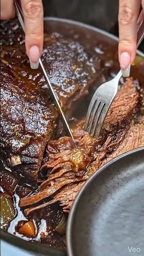 🥩🍖 Slow Cooker Beef Brisket with Rich Onion Gravy 🍖🥩