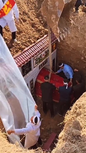 @crash_before_cubicles on Instagram: "🇨🇳Enjoy, Digging in loose ground (like sand, gravel, or wet soil) is very dangerous—trench collapses can kill quickly, even in shallow holes. Quick Safety Rules • Call before you dig — Dial 811 (or BC One Call in BC) to mark utilities. • Never enter without protection if >4–5 ft deep or visibly loose/unstable. • Use one of these protections (loose soil needs more angle/support): • Sloping — Angle walls back steeply (e.g., flatter than 1½:1 for loose soil).