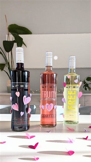 Hanna - DIY Bloggerin & Content Creatorin on Instagram: "(Werbung) #Valentinstag mit @bree_wein 🍷 Die Weinflaschen lassen sich so aber auch z.B. perfekt zu #Muttertag verschenken 😊Die kostenlose Herzchen-Vorlage findest du unter den Bastelvorlagen auf meinem Blog. Kommentiere mit "Herzchen" und ich schicke dir den Link zu 💕 PS: Bei @bree_wein gibt es auch alkoholfreie Varianten! #breewein #bree #geschenkidee Maßvoll genießen. Bitte teile diese Inhalte nur mit Personen ab 18 Jahren."