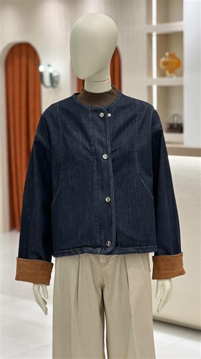 ‎كابينة‎ on Instagram‎: "إطلالة تجمع الراحة والأناقة ✨ جاكيت دنيم بتصميم عصري وبنطلون واسع يكمّل الستايل بكل بساطة 🤍 متوفر الآن في محلنا — خلي أناقتك تحكي عنك 💫 📍المنصور _تقاطع الأميرات _ عمارة سنتر مول الطابق الاول _ مجاور ماكس مول 🚚توجد خدمة توصيل لجميع انحاء العراق😍 #ترند #اكسبلورر"‎