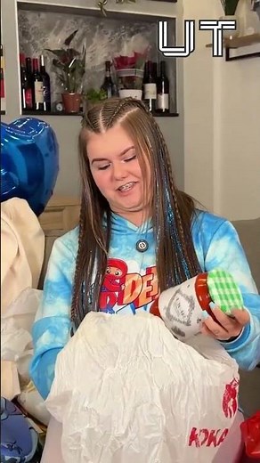 ŠMIGA OTVARA POKLONE SA ROĐENDANA