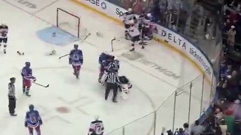 GOALIE FIGHT IN RANGERS-DEVILS 🚨(via @vzmercogliano)