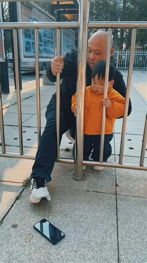 Cute Kid Saves the Day by Returning the Phone 😍📱