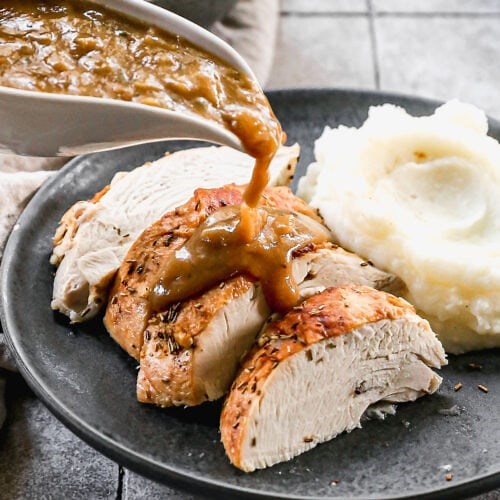 A foolproof recipe for the best turkey gravy from scratch with drippings. NO LUMPS. This easy old-fashioned gravy is way better than a mix! https://www.wellplated.com/turkey-gravy-recipe/ | Well Plated