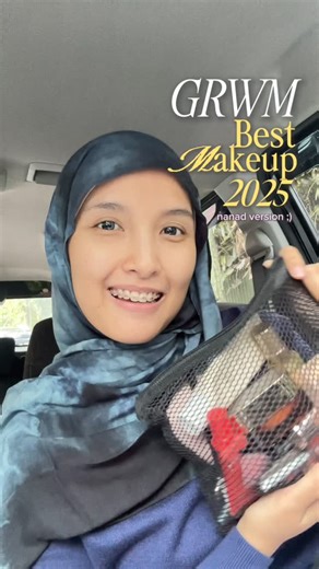Nadya on Instagram: "grwm di mobil pakai best makeup 2025 menurut aku, mostly local product😘😍 coba tebak berapa kali aku bilang kecintaan? wkwk🤪 detail products : @dalba_indonesia d'Alba spray serum @beautyofjoseon_official sunscreen @esqacosmetics lip balm hello kitty - heart @laneige_id laneige dewy cushion - 23N @etudeofficial etude eyebrown - dark brown @makeoverid makeover eyeliner @mop.beauty MOP mascara @esqacosmetics esqa liquid blush - icons only @guele.id guele powder - hara @luxcri