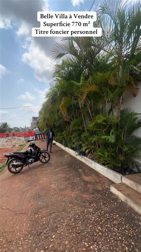 Belle Villa à Vendre – Superficie 770 m² Découvrez cette magnifique villa construite sur un vaste terrain de 770 m², offrant confort, élégance et de beaux espaces de vie. Elle dispose d’un espace vert aménagé ainsi qu’un jardin patio interne de plus de 4 m², idéal pour créer une atmosphère paisible et lumineuse. Rez-de-chaussée \t•\t3 grandes pièces ovales au design unique \t•\t9 pièces moyennes polyvalentes (chambres, bureaux, espaces de service, etc.) \t•\t2 douches internes Étage \t•\tUn gran