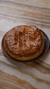 Je déteste la frangipane… 🕊️ Mais une bonne recette reste une bonne recette ! Aujourd’hui, je vous montre (ou plutôt @antoinhenry vous montre) comment réaliser une frangipane équilibrée, fondante et ultra parfumée, idéale pour vos galettes maison. Et même si je n’aime pas ça, Antoine reste quand même mon roi 👑 ATTENTION LA PASTEURISATION C’EST 80 DEGRÉS CELSIUS ! Ingrédients : Crème d’amande : 300g de poudre d’amande 300g de sucre 300g de beurre 50g de farine ou de poudre à flan 1 oeuf 5cl rhu