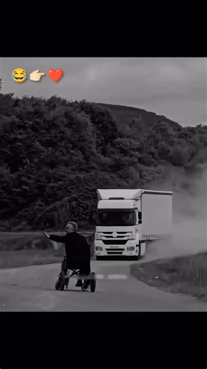 ♕︎•𝐁𝐎𝐑𝐙•♕︎ on Instagram: "😂😂🦾 日本利用压电瓷砖将脚步转化为电能。这些瓷砖捕捉来自你脚步的动能。当你行走时，你的重量和动作用会对瓷砖产生压力。瓷砖会轻微弯曲，从而产生机械应力。瓷砖内部的压电材料将这种应力转化为电能。每一步都会产生少量电荷，而数百万步结合在一起就能产生足够的电力来驱动LED灯、显示屏和传感器。在像涩谷车站这样繁忙的地方，每天大约有240万个脚步为这一系统作出贡献。这些电能可以被储存或立即使用，从而减少对传统电力来源的依赖，并支持可持续的城市基础设施。这种方法将日常运动转化为实用的可再生能源。 #日本 #知识 #事实 #你知道吗 #推荐 #科技 #创新 #历史 #技术 #实验 #热门"