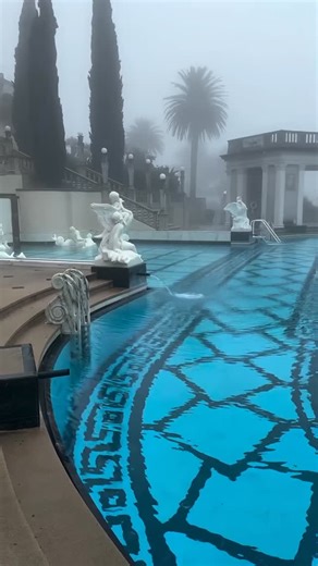 The iconic pools of Hearst Castle 🤯 The Neptune Pool holds 345,000 gallons, while the Roman Pool is lined with 24-karat gold mosaic tiles.⁠ ⁠ #igmansions | IG Mansions