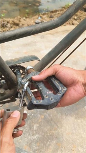 Easy Bicycle Pedal Maintenance: Quick Removal and Security #shorts