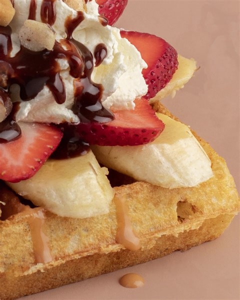 Una nueva explosión de sabores llega a nuestro menú. Gofre Banana Split, la combinación perfecta para darle gusto a tu gusto. Gofre con helado de Vainilla, Fresa y Chocolate. Acompañado de crema chantilly, nueces, banano, salsa de chocolate y arequipe. Lo encuentras desde hoy en nuestras barras de helados y heladerías. ¡Te esperamos! | Crepes & Waffles