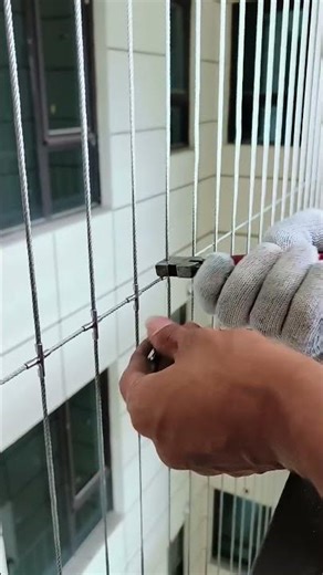Fence wire locking tool for tight and secure fastening