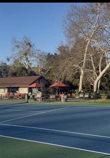 Is it just me, or do you also seek out tennis courts when you’re on vacation!? I didn’t get the chance to play this weekend, but we’re already making plans to play here in the future 🎾🤍 #tenniscourts #tennisonvacation