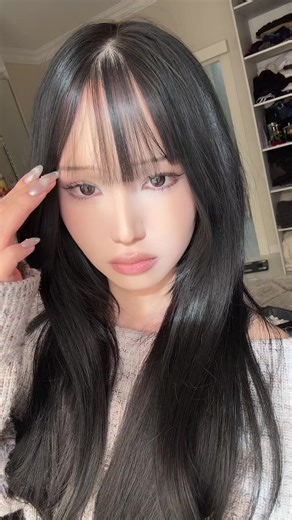 почему ямочко тока на одной стороне | girl on train next to a guy