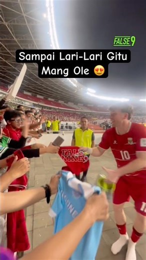OLE ROMENY ALWAYS APPRECIATES THE ITEMS GIVEN BY THE INDONESIAN NATIONAL TEAM FANS 🥰 #oleromeny #...