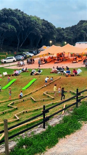 Tenemos nueva zona en Kampaoh Las Arenas. Un circuito gigante para que jueguen los niños integrado en la naturaleza junto al beach club para adultos. Y todo frente al mar… #kampaoh #camping #cantabria | Kampaoh