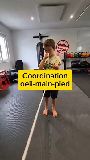 1 cocktail explosif. Il regarde une bille sur la Brock String, tape le long de sa jambe, réceptionne une balle au sol… toujours du côté gauche Cet exercice va bien au-delà d’un simple entraînement visuel Il cible la convergence / divergence oculaires, la coordination visuo-motrice, le cervelet et la latéralité cérébrale En travaillant la convergence avec la Brock String, on améliore des fonctions essentielles : lecture, suivi visuel, et fatigue oculaire Ce type d’exercice est validé depuis longt