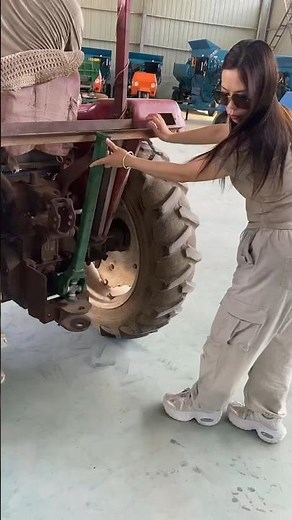 The Tractor attached with manure fertilizer spreading machine#farmequipment