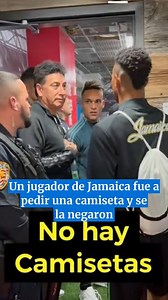 DECEPCIÓN EN EL VESTUARIO DE ARGENTINA😞 Luego de que la Selección Argentina venciera a Jamaica en el estadio Red Bull Arena de Nueva Jersey, un jugador de la selección jamaiquina se acercó hasta el vestuario de la Scaloneta y vivió un momento incómodo. Frente a Lautaro Martínez, Paulo Dybala, Franco Armani, Nico González y Joaquín Correa, y un integrante de la delegación nacional, el futbolista pidió permiso para obtener una camiseta argentina de regalo (algo que sucede comunmente con los rival