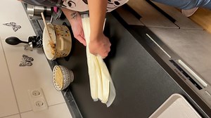 #pita sa suvim šljivama u korama za baklavu. Ovo savršenstvo morate da probate. #baklavakore #recept #recipe #marininakuhinja #marininrecept #food #tasty #balkan #pite #šljiva #suvašljiva #recepti #fypfood #kolači | Najbolji domaći video recepti