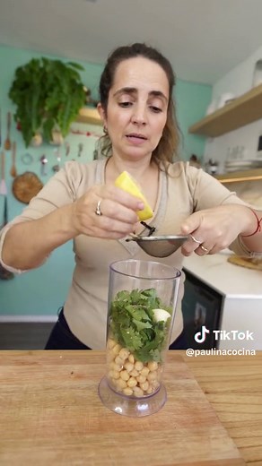 Hagamos DUO: Hummus casero en tiempo real 🕐 ¿Qué tenés que hacer? buscar los ingredientes y preparar esta receta junto conmigo, en 2 minutos. INGREDIENTES para el hummus de garbanzos - 1 Lata de garbanzo - 1 Ajo - Limón - Sésamo - Mucho cilantro - Aceite de oliva - Sal - Pimentón (opcional) Elegir una receta de hummus para empezar fué un poco estratégico, porque es una receta muy fácil que tranquilamente podemos hacer en menos de 3 minutos. Un dip de garbanzos que te recomiendo probar y super ú