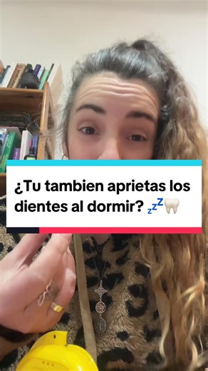 ¿Aprietas los dientes al dormir? Dolor de mandíbula, tensión en la cabeza, despertar cansada… no es casualidad. El bruxismo muchas veces tiene que ver con estrés y tensión muscular. Por eso, además de la férula, relajar el sistema nervioso es clave. Yo estoy usando magnesio, sobre todo por la noche, como apoyo para relajar el cuerpo y descansar mejor. No es magia, pero marca la diferencia cuando el problema viene de la tensión. ✨ El que yo uso es este 👉🏼 lo tienes directamente en el carrito 🛒