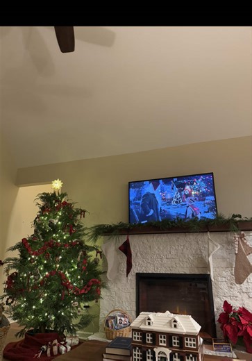 her house is so cozy I’m obsessed #christmas #baking #cookies #fyp #friends